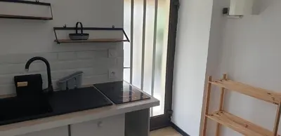 Cuisine ou kitchenette dans l'établissement Le studio