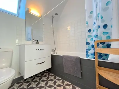 Salle de bains dans l'établissement Appartement les Capucins ROSCOFF