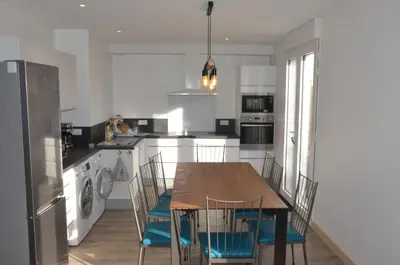 Cuisine ou kitchenette dans l'établissement Maison bord de mer - Baie de Douarnenez - Piscine couverte