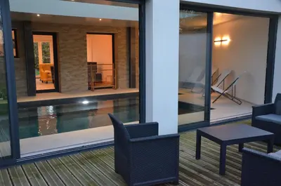Coin salon dans l'établissement Maison bord de mer - Baie de Douarnenez - Piscine couverte