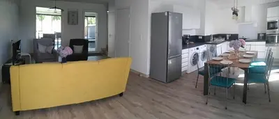 Cuisine ou kitchenette dans l'établissement Maison bord de mer - Baie de Douarnenez - Piscine couverte