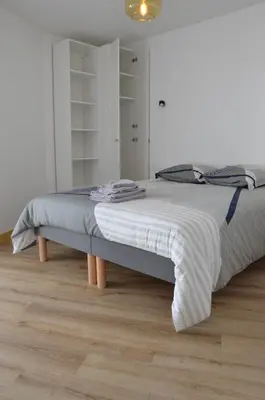 Un ou plusieurs lits dans un hébergement de l'établissement Maison bord de mer - Baie de Douarnenez - Piscine couverte
