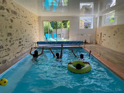 Piscine de l'établissement La Villa du Cap - piscine intérieure chauffée toute l'année - salle de billard ou située à proximité