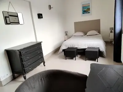 Un ou plusieurs lits dans un hébergement de l'établissement La Villa du Cap - piscine intérieure chauffée toute l'année - salle de billard