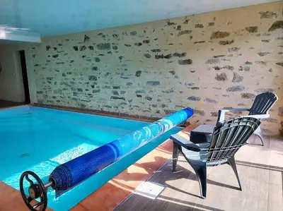 Piscine de l'établissement La Villa du Cap - piscine intérieure chauffée toute l'année - salle de billard ou située à proximité