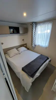 Un ou plusieurs lits dans un hébergement de l'établissement Mobilhome 3 chambres TV-WIFI-Lave-linge