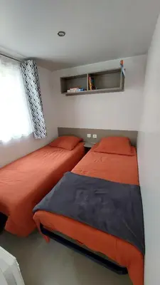 Un ou plusieurs lits dans un hébergement de l'établissement Mobilhome 3 chambres TV-WIFI-Lave-linge