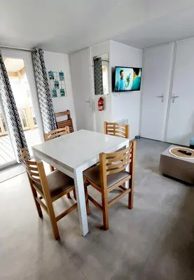 Télévision ou salle de divertissement dans l'établissement Mobilhome 3 chambres TV-WIFI-Lave-linge
