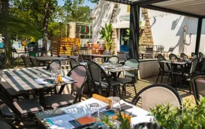 Restaurant ou autre lieu de restauration dans l'établissement Mobilhome 3 chambres TV-WIFI-Lave-linge