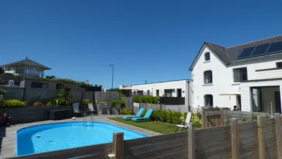 Piscine de l'établissement Ouessant 200m Plage et Port ou située à proximité