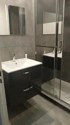 Salle de bains dans l'établissement Appartement avec 2 chambres Morlaix et internet