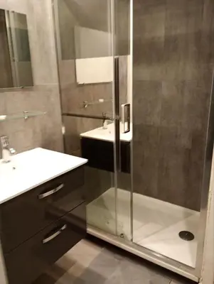 Salle de bains dans l'établissement Appartement avec 2 chambres Morlaix et internet