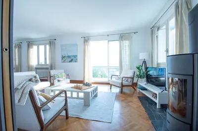 Télévision ou salle de divertissement dans l'établissement Panorama d'Azur I Vue mer & 13 personnes