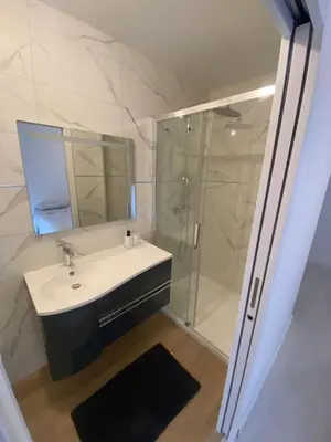 Salle de bains dans l'établissement Maison neuve proximité des plages