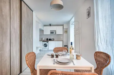Cuisine ou kitchenette dans l'établissement Apparts hôtels Concarneau