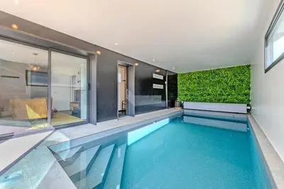 Piscine de l'établissement la villa iodée, le confort d une maison neuve équipée d une piscine intérieure chauffée toute l année, très proche des plus belles plages ou située à proximité