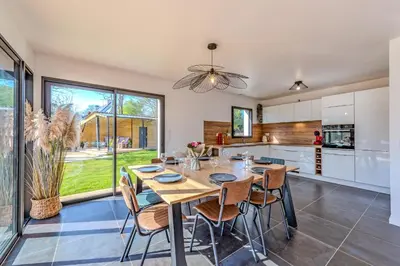 Cuisine ou kitchenette dans l'établissement la villa iodée, le confort d une maison neuve équipée d une piscine intérieure chauffée toute l année, très proche des plus belles plages