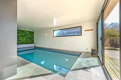 Piscine de l'établissement la villa iodée, le confort d une maison neuve équipée d une piscine intérieure chauffée toute l année, très proche des plus belles plages ou située à proximité