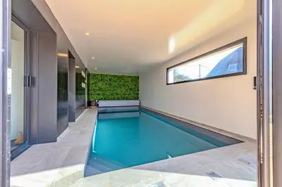 Piscine de l'établissement la villa iodée, le confort d une maison neuve équipée d une piscine intérieure chauffée toute l année, très proche des plus belles plages ou située à proximité
