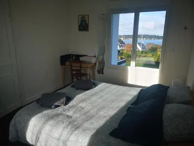 Un ou plusieurs lits dans un hébergement de l'établissement Maison vue sur mer avec jardin