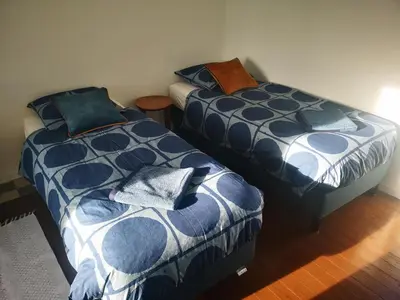 Un ou plusieurs lits dans un hébergement de l'établissement Maison vue sur mer avec jardin