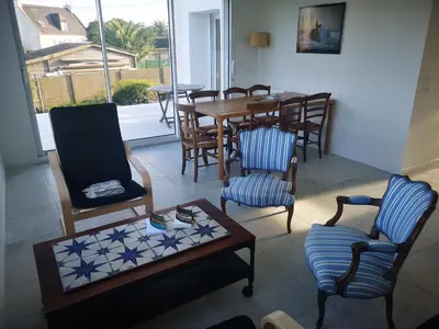 Coin salon dans l'établissement Maison vue sur mer avec jardin