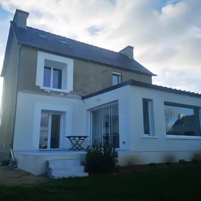 Maison vue sur mer avec jardin