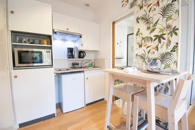 Cuisine ou kitchenette dans l'établissement Le Paisible I Centre ville & Quartier calme