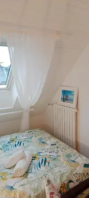 Un ou plusieurs lits dans un hébergement de l'établissement Petite chambre dans maison individuelle