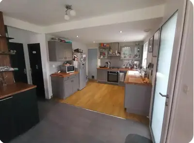 Cuisine ou kitchenette dans l'établissement Maison de famille proche de la mer
