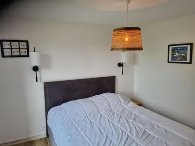 Un ou plusieurs lits dans un hébergement de l'établissement maison 4 personnes face à la mer