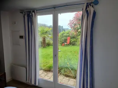 Jardin de l'établissement maison 4 personnes face à la mer