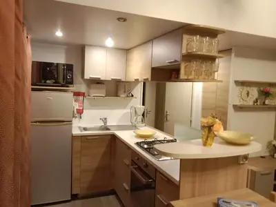 Cuisine ou kitchenette dans l'établissement Siblu Domaine de Kerlann mobile home LUMINOSA