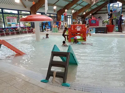 Piscine de l'établissement Siblu Domaine de Kerlann mobile home LUMINOSA ou située à proximité