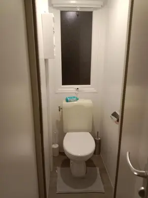 Salle de bains dans l'établissement Siblu Domaine de Kerlann mobile home LUMINOSA