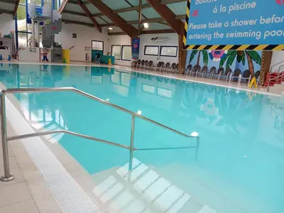 Piscine de l'établissement Siblu Domaine de Kerlann mobile home LUMINOSA ou située à proximité