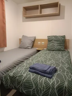Un ou plusieurs lits dans un hébergement de l'établissement Siblu Domaine de Kerlann mobile home LUMINOSA
