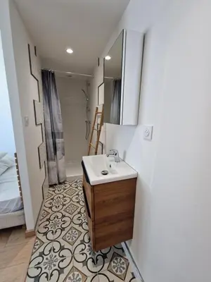 Salle de bains dans l'établissement La Maisonette