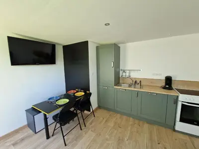 Cuisine ou kitchenette dans l'établissement La Maisonette