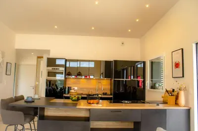 Cuisine ou kitchenette dans l'établissement La maison du Portzic - vue mer - wifi