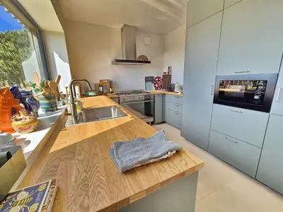 Cuisine ou kitchenette dans l'établissement 727-Superbe vue mer, grand confort, les pieds dan