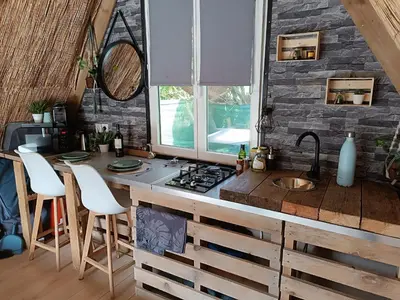Cuisine ou kitchenette dans l'établissement La cabane du phare du minou
