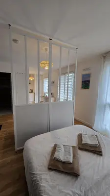 Un ou plusieurs lits dans un hébergement de l'établissement Vacances Ô Kastel - Studio Centre Ville proche de la mer