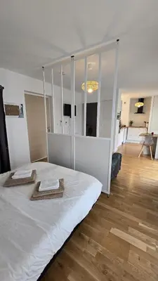 Un ou plusieurs lits dans un hébergement de l'établissement Vacances Ô Kastel - Studio Centre Ville proche de la mer