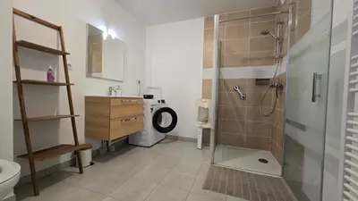 Salle de bains dans l'établissement Vacances Ô Kastel - Studio Centre Ville proche de la mer