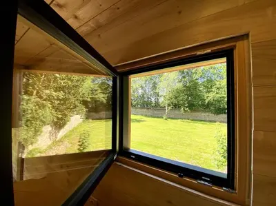 Jardin de l'établissement Tiny à l'orée des bois