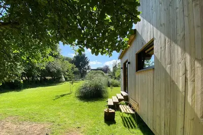 Jardin de l'établissement Tiny à l'orée des bois