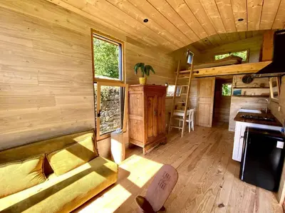 Cuisine ou kitchenette dans l'établissement Tiny à l'orée des bois