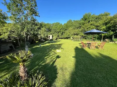 Jardin de l'établissement Tiny à l'orée des bois