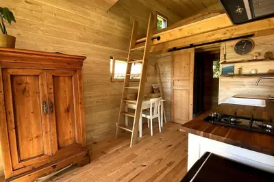 Cuisine ou kitchenette dans l'établissement Tiny à l'orée des bois